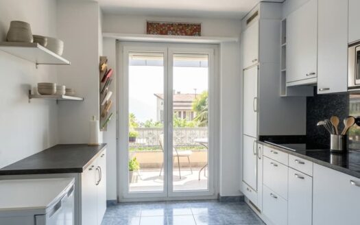 SPAZIOSO APPARTAMENTO DI 5 LOCALI CON VISTA PANORAMICA A COMANO