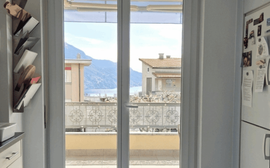 SPAZIOSO APPARTAMENTO DI 5 LOCALI CON VISTA PANORAMICA A COMANO